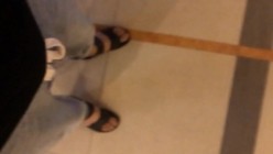 青春靓妹较多的商场女厕惊险偸拍，先拍露脸全身在进去拍逼近景特写，胆大心细 截图13