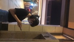 青春靓妹较多的商场女厕惊险偸拍，先拍露脸全身在进去拍逼近景特写，胆大心细 截图14
