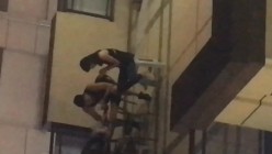 青春靓妹较多的商场女厕惊险偸拍，先拍露脸全身在进去拍逼近景特写，胆大心细 截图16