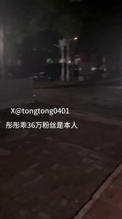 逼脸同框极品颜值女神『彤彤乖』紧张刺激人前露出紫薇，塞着跳蛋被远程遥控做任务 各种人前露出 高潮一波又一波 截图11