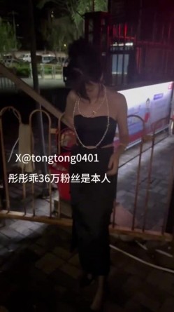 逼脸同框极品颜值女神『彤彤乖』紧张刺激人前露出紫薇，塞着跳蛋被远程遥控做任务 各种人前露出 高潮一波又一波 截图12