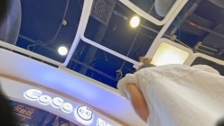 商城奶茶店宽松裙露胸罩小美女透过网纱内裤清晰看到诱人屁股沟 截图10