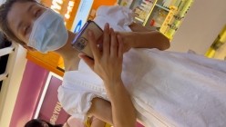 商城奶茶店宽松裙露胸罩小美女透过网纱内裤清晰看到诱人屁股沟 截图16