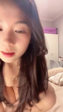 漂亮黑丝长腿妹子上位骑乘啪啪 被猛怼 浪叫不停 表情舒坦 还嫌人家射的太快 截图14