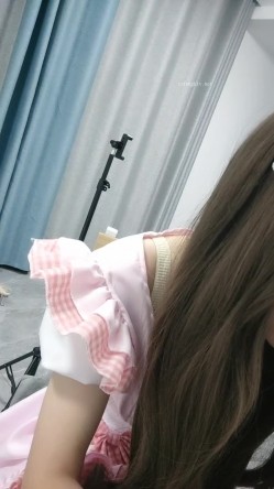 八月份最美，最可爱的小仙女！【小小鱼】。18岁校花，露脸。乳形完美，纤细的少女胴体，白花花看得人流鼻血，推荐一撸 截图1