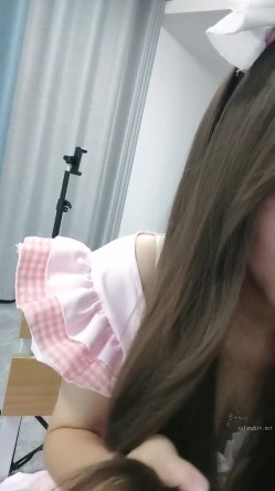 八月份最美，最可爱的小仙女！【小小鱼】。18岁校花，露脸。乳形完美，纤细的少女胴体，白花花看得人流鼻血，推荐一撸 截图7