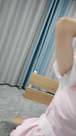 八月份最美，最可爱的小仙女！【小小鱼】。18岁校花，露脸。乳形完美，纤细的少女胴体，白花花看得人流鼻血，推荐一撸 截图10
