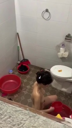 窗外偷拍小嫂子脱光衣服洗澡,竟然坐在地上用水对着逼冲洗,真是太不讲卫生了 截图1