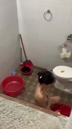 窗外偷拍小嫂子脱光衣服洗澡,竟然坐在地上用水对着逼冲洗,真是太不讲卫生了 截图2