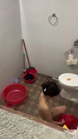 窗外偷拍小嫂子脱光衣服洗澡,竟然坐在地上用水对着逼冲洗,真是太不讲卫生了 截图3