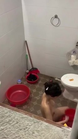 窗外偷拍小嫂子脱光衣服洗澡,竟然坐在地上用水对着逼冲洗,真是太不讲卫生了 截图4