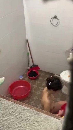 窗外偷拍小嫂子脱光衣服洗澡,竟然坐在地上用水对着逼冲洗,真是太不讲卫生了 截图5