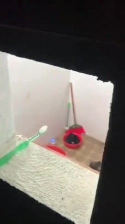 窗外偷拍小嫂子脱光衣服洗澡,竟然坐在地上用水对着逼冲洗,真是太不讲卫生了 截图7