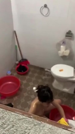 窗外偷拍小嫂子脱光衣服洗澡,竟然坐在地上用水对着逼冲洗,真是太不讲卫生了 截图10