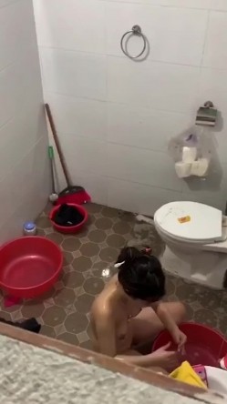 窗外偷拍小嫂子脱光衣服洗澡,竟然坐在地上用水对着逼冲洗,真是太不讲卫生了 截图11