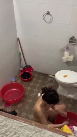 窗外偷拍小嫂子脱光衣服洗澡,竟然坐在地上用水对着逼冲洗,真是太不讲卫生了 截图12