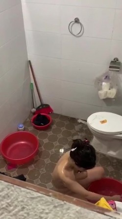 窗外偷拍小嫂子脱光衣服洗澡,竟然坐在地上用水对着逼冲洗,真是太不讲卫生了 截图13