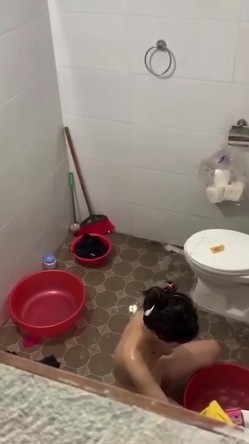 窗外偷拍小嫂子脱光衣服洗澡,竟然坐在地上用水对着逼冲洗,真是太不讲卫生了 截图14