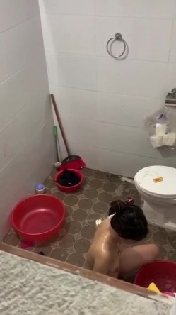 窗外偷拍小嫂子脱光衣服洗澡,竟然坐在地上用水对着逼冲洗,真是太不讲卫生了 截图15