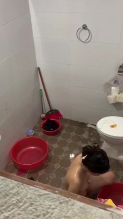 窗外偷拍小嫂子脱光衣服洗澡,竟然坐在地上用水对着逼冲洗,真是太不讲卫生了 截图16