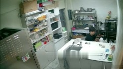 黑客破解摄像头偷拍 蛋糕店离异老板娘经常下班时间在后厨和男店员谈心勾引他们啪啪 截图1