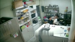 黑客破解摄像头偷拍 蛋糕店离异老板娘经常下班时间在后厨和男店员谈心勾引他们啪啪 截图2