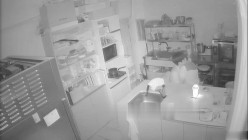黑客破解摄像头偷拍 蛋糕店离异老板娘经常下班时间在后厨和男店员谈心勾引他们啪啪 截图3