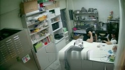 黑客破解摄像头偷拍 蛋糕店离异老板娘经常下班时间在后厨和男店员谈心勾引他们啪啪 截图5