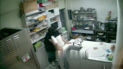 黑客破解摄像头偷拍 蛋糕店离异老板娘经常下班时间在后厨和男店员谈心勾引他们啪啪 截图6