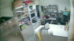黑客破解摄像头偷拍 蛋糕店离异老板娘经常下班时间在后厨和男店员谈心勾引他们啪啪 截图8