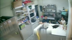 黑客破解摄像头偷拍 蛋糕店离异老板娘经常下班时间在后厨和男店员谈心勾引他们啪啪 截图9