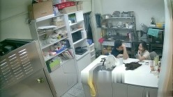 黑客破解摄像头偷拍 蛋糕店离异老板娘经常下班时间在后厨和男店员谈心勾引他们啪啪 截图10