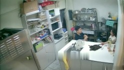 黑客破解摄像头偷拍 蛋糕店离异老板娘经常下班时间在后厨和男店员谈心勾引他们啪啪 截图11