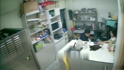 黑客破解摄像头偷拍 蛋糕店离异老板娘经常下班时间在后厨和男店员谈心勾引他们啪啪 截图12