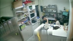 黑客破解摄像头偷拍 蛋糕店离异老板娘经常下班时间在后厨和男店员谈心勾引他们啪啪 截图13