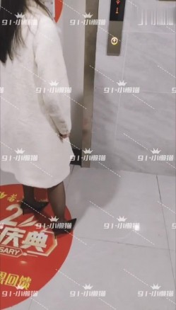 淫妻福利，91大神圈养极品骚婊，反差眼镜母狗【小懒猫】各种公共场所露出自慰3P调教 截图7