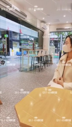 淫妻福利，91大神圈养极品骚婊，反差眼镜母狗【小懒猫】各种公共场所露出自慰3P调教 截图11