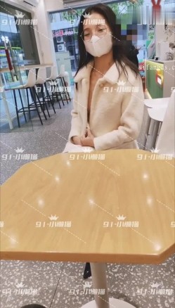 淫妻福利，91大神圈养极品骚婊，反差眼镜母狗【小懒猫】各种公共场所露出自慰3P调教 截图12