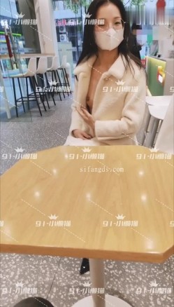 淫妻福利，91大神圈养极品骚婊，反差眼镜母狗【小懒猫】各种公共场所露出自慰3P调教 截图13