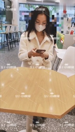 淫妻福利，91大神圈养极品骚婊，反差眼镜母狗【小懒猫】各种公共场所露出自慰3P调教 截图16
