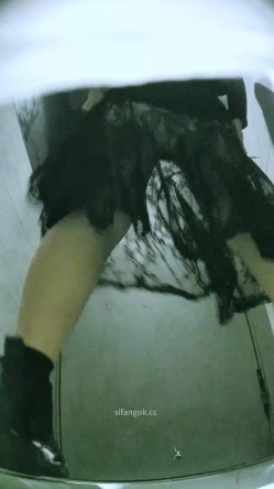 夜总会酒吧女厕后拍各种黑丝高跟 美女如云白色增高鞋靓妹的一线粉逼怒对摄像头 截图1