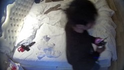 酒店偷拍双马尾软妹被屌丝男友掐住脖子插入还苦苦央求他要戴套干 截图10