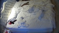 酒店偷拍双马尾软妹被屌丝男友掐住脖子插入还苦苦央求他要戴套干 截图12