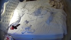 酒店偷拍双马尾软妹被屌丝男友掐住脖子插入还苦苦央求他要戴套干 截图16