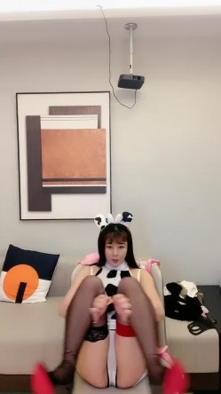 紧身裤风骚御姐！一线天肥穴！刮完逼毛再操逼，情趣手铐粉绳捆绑，黑丝足交，站立后入爆操 截图4