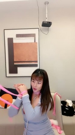 紧身裤风骚御姐！一线天肥穴！刮完逼毛再操逼，情趣手铐粉绳捆绑，黑丝足交，站立后入爆操 截图8