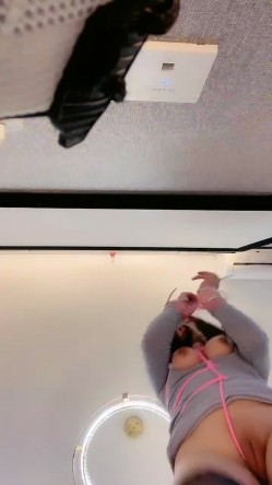 紧身裤风骚御姐！一线天肥穴！刮完逼毛再操逼，情趣手铐粉绳捆绑，黑丝足交，站立后入爆操 截图14
