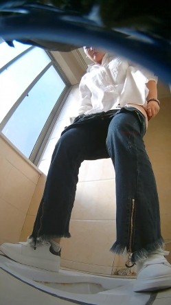 公园女厕暗藏摄像头偷拍 美女少妇的各种美鲍鱼 截图2