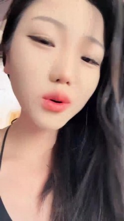 【葡萄小野猫】公园露出跳蛋直播 大长腿美女公园露出自慰阳台大秀喷水金主刷礼物震动跳蛋瞬间高潮 截图1