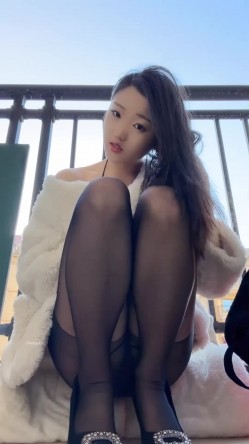 【葡萄小野猫】公园露出跳蛋直播 大长腿美女公园露出自慰阳台大秀喷水金主刷礼物震动跳蛋瞬间高潮 截图15